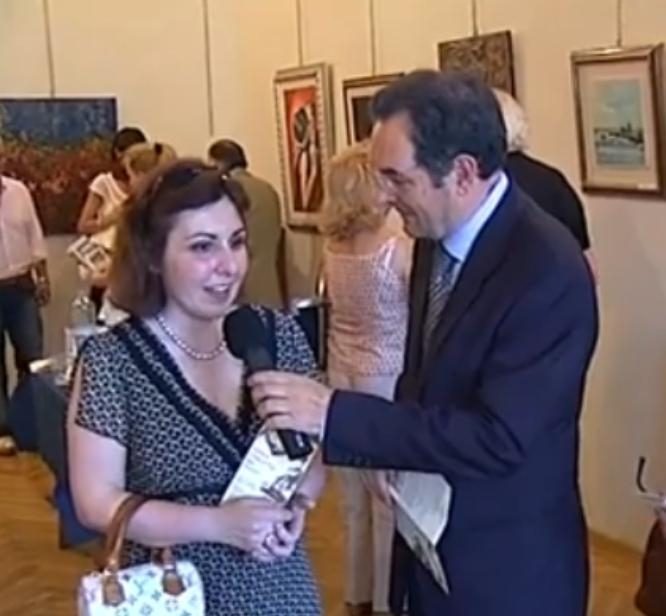 Sonia Vangi intervistata durante la mostra dell'Antica Compagnia del Paiolo